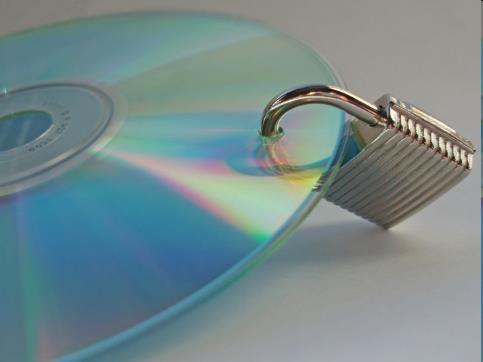 Segurança lógica Backup CD/DVD 2 a 5 anos Fita magnética 5 anos Microfilmagem 10 anos SSD
