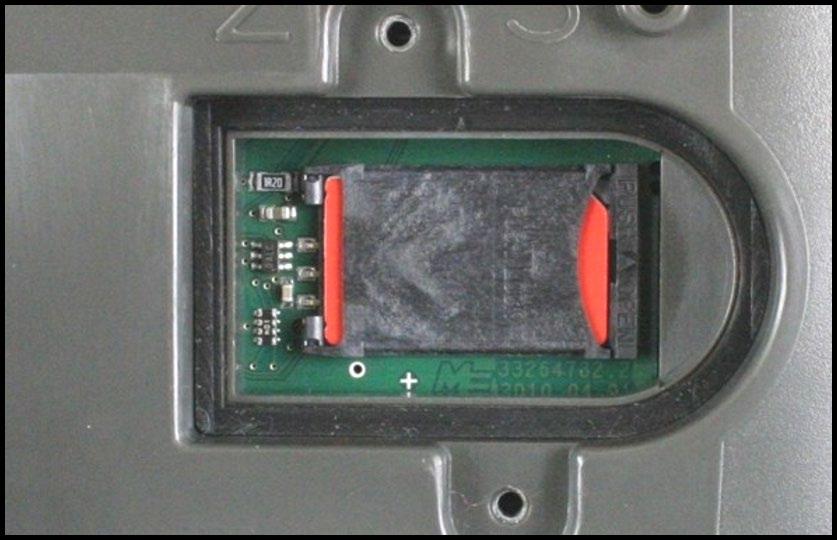 Insira a placa SIM no suporte da placa. Após a montagem o chip na placa deve tocar os contatos do circuito impresso. A placa precisa ser posicionada como mostrado na figura. 6.