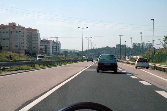 Circulo numa via não urbana. Qual a velocidade máxima a que pode circular o veículo à minha frente?