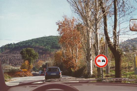 O condutor de um motociclo, durante o dia e com condições meteorológicas ou ambientais que tornem a visibilidade suficiente, enquanto aguarda pelo sinal