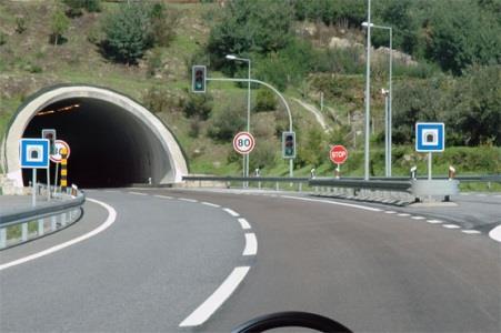 b) Linhas de sentido reversível. c) Linha mista. d) Linhas contínuas adjacentes. Quais as luzes que devo utilizar dentro do túnel?