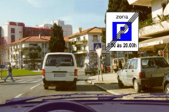 Neste local, o limite máximo de velocidade para os automóveis ligeiros de passageiros, é de: a) 50 km/h. b) 70 km/h.
