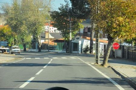 Os condutores devem ceder a passagem aos velocípedes que atravessem as faixas de rodagem nas passagens assinaladas?