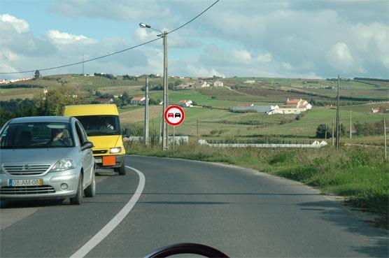 b) Sim, se a via tiver boa visibilidade. c) Sim, se o fluxo de tráfego for reduzido. d) Não.