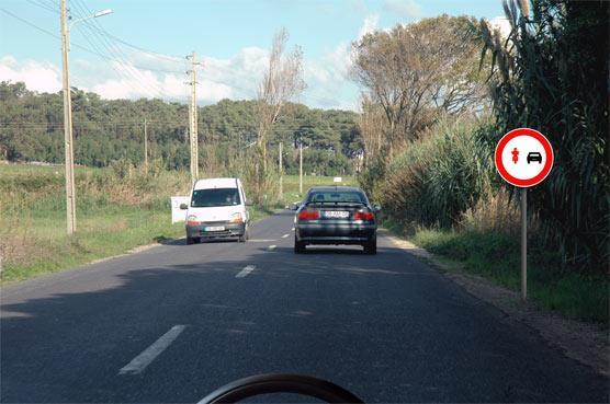 Regra geral, perante a sinalização apresentada na imagem, onde é que é previsível encontrar mais