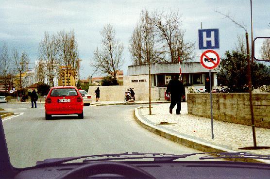 d) Obrigação. Tendo em conta a sinalização vertical, que veículos podem circular nesta via? a) Todos, à excepção dos velocípedes e dos ciclomotores.