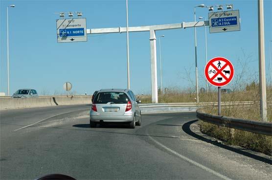 Nas auto-estradas com três ou mais vias de trânsito afectas ao mesmo sentido, que veículos se encontram proibidos de utilizar a via de trânsito mais à esquerda?