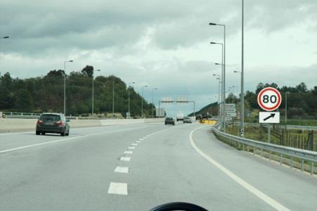 d) Às condições de visibilidade reduzida. Que luzes devo ligar quando tenho necessidade de reduzir subitamente a velocidade? a) Um dos indicadores de mudança de direcção. b) As luzes de marcha-atrás.