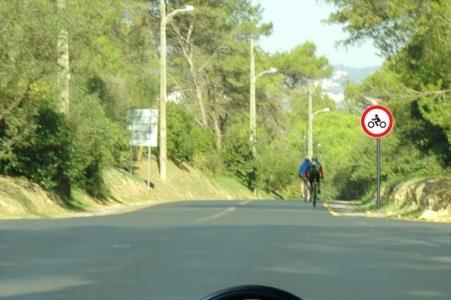 c) Moderar a velocidade. d) Circular a mais de 50 Km/h. Perante a sinalização, como devo proceder para circular em segurança?