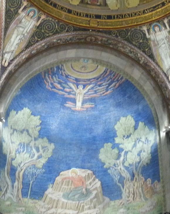Mosaico do Senhor Jesus no Monte das Oliveiras na agonia do Getsêmani momento em que os anjos o assistem - Igreja da Agonia ou Igreja das Nações Jerusalém Israel.