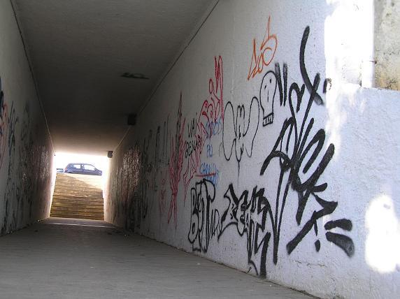 SÃO UM SÉRIO PROBLEMA: Os graffitis e os cartazes afectam muito o aspecto de propriedades privadas e públicas, danificando a