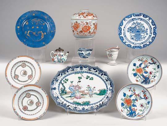 660 662 665 661 664 663 666 667 668 660 PRATO, porcelana da China, decoração powder blue e dourado flores, reinado Kangxi, séc. XVII/XVIII, pequeno restauro, esbeiçadelas e desgaste no dourado Dim.