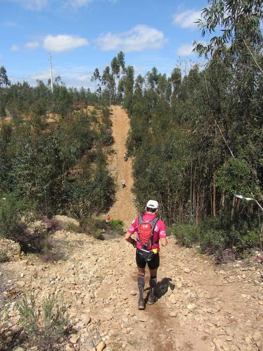 Lá vamos progredindo e chegamos rapidamente aos dois corta-fogos. No fim do 2.º corta-fogo estamos com 34.55 km e 04h22 de prova. Estamos a chegar quase ao último abastecimento.