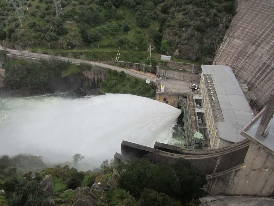 Chegamos à Barragem de Castelo do Bode com cerca de 6,5 km e com 42m de prova. Como era expectável, a barragem está a descarregar. 1.º posto de abastecimento. Só água.