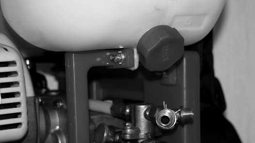 Pulverizando 1-Ligue o motor conforme instruções na seção ligando o motor. 2-Coloque o pulverizador nas costas sem incliná-lo para evitar qualquer vazamento de produto químico ou de combustível.