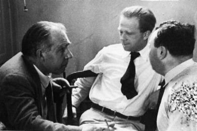Heinsenberg Matrizenmechanik Heisenberg e Pauli estavam sempre em contato. Pauli - da crítica mais entusiasmada a mas feroz. Em uma conferência Heisenberg se encontrou com Bohr.