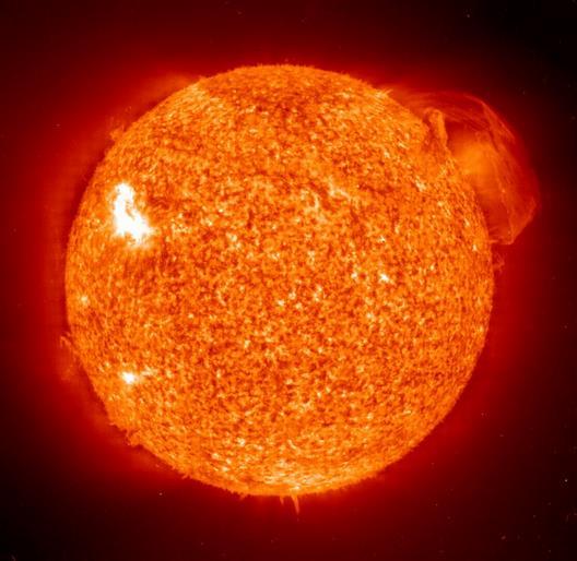 ENERGIA SOLAR - POTENCIAL Menos de 2 horas da energia solar que chega a superfície da Terra fornece o equivalente a toda energia consumida no planeta em 2012 e que foi de aproximadamente 161.000 TWh.