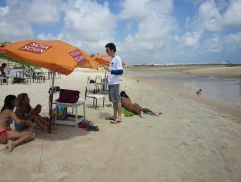 Figura 12 - Abordagem aos banhistas na Praia do Forte Fonte: Monitores