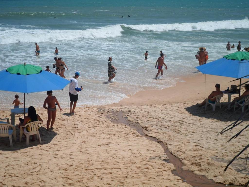Figura 25 Fotografia registrando poço de visita da CAERN jorrando esgoto na praia de Ponta Negra. Fonte: Monitores Ambientais da Campanha de Educação Ambiental 2014.