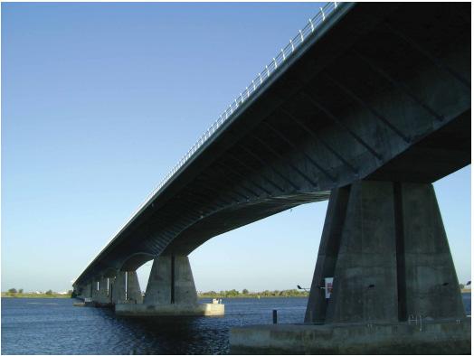 Figura 2 Vistas gerais da Ponte da Lezíria. Figura 3 Alçado da Ponte da Lezíria. Um corte-tipo correspondente à secção transversal do tabuleiro está representado na Figura 4.