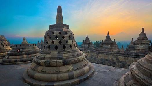 DESTAQUES DO ROTEIRO: TEMPLO BOROBUDUR TEMPLOS DA INDONÉSIA O Conjunto de Borobudur é o maior monumento budista do mundo, localizado na ilha de Java.
