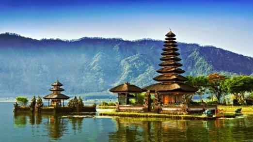 Com o advento do islamismo à ilha de Java, Borobudur foi esquecido e envolvido pela selva até a sua redescoberta em 1814 por colonos ingleses.
