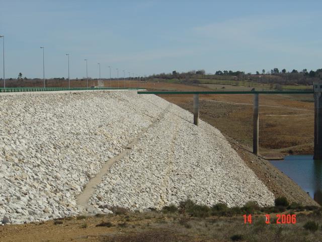 BARRAGEM DO SABUGAL PERFIL TIPO Tensões totais