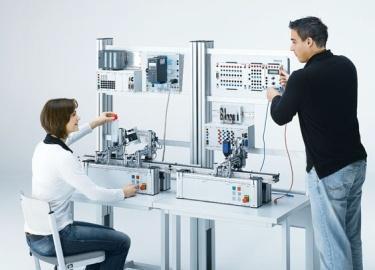 Tecnologia Nível I Autómatos Programáveis Siemens S7 PLC 313 Requisitos prévios: Os controladores lógicos programáveis, vulgarmente denominados de PLC ou autómatos, estão cada vez mais presentes na
