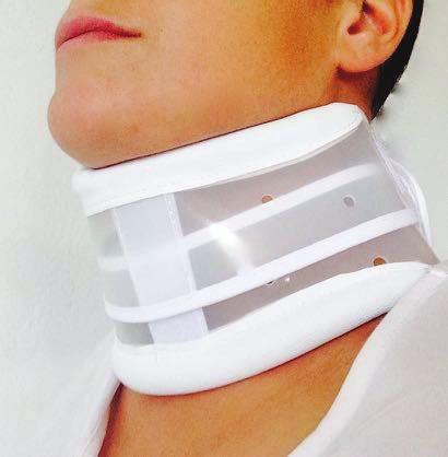 A espuma tem um corte anatômico que proporciona um aperto suave, suporte e proteção para a área cervical. O seu fecho é feito por Velcro, o que permite grande facilidade na sua colocação e remoção.