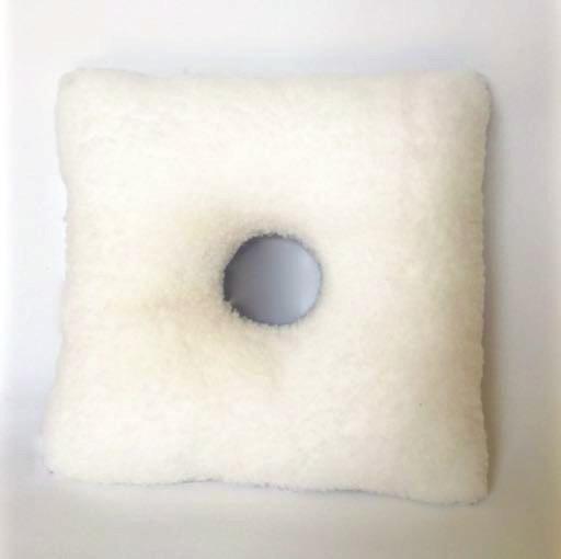 3013 Única Branco/Azul ALMOFADA ANTI-ESCARAS QUADRADA C/ BURACO Almofada fabricada com a parte superior em tecido