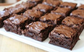 B R O W N I E SERÁ QUE VENDER BROWNIE É LUCRATIVO? O brownie tradicional é feito com apenas 5 ingredientes: açúcar, chocolate, manteiga, farinha e ovos.