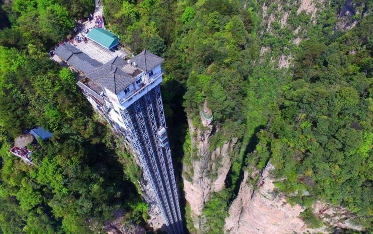 MONTANHAS AMARELAS Com picos de granito, pinheiros centenários, cachoeira e fontes de águas quentes, a cadeia montanhosa de Huangshan é uma das atrações mais visitadas da China.