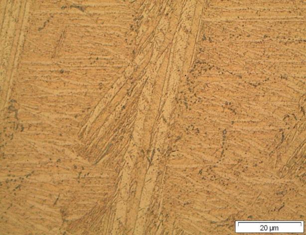 (a) (b) Fig. 1 Fotomicrográfica com aumento de 1000X da liga: (a) Cu-11,8%Al-3%Ni- 0,3%Nb e (b) Cu-11,8%Al-3%Ni-0,3%Ti Na Fig.