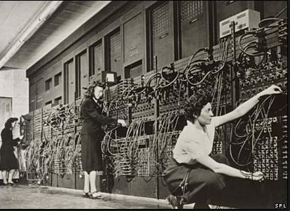 EXEMPLO DE COMPUTADOR À VÁLVULA ENIAC (Electronic Numerical Integrator and Computer) Respostas as necessidades dos EUA diante da Guerra.