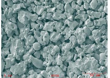 Figura 19 - Imagem obtida em microscópio eletrônico de varredura do pó de carboneto de cromo Fonte: OERLIKON METCO (2015) Além de ser um material extremamente duro e resistente, proporciona um bom