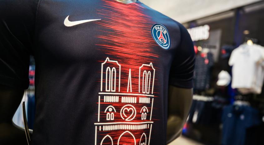 PSG esgota camisa com Notre-Dame POR POR ERICH REDAÇÃO BETING O Paris Saint-Germain foi campeão francês sem a marca da Emirates no peito.