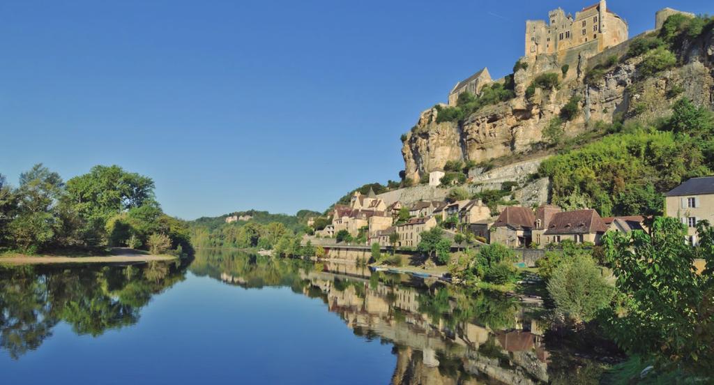 Doce França Beynac Conheceremos um castelo medieval dominando o rio Adicione na sua viagem uma estadia em : 3 noites, traslado de chegada, city tour, traslado a Montmartre. Traslado a Versalhes.