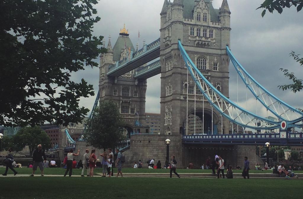 SAÍDA AOS DOMINGOS M PORTUGUÊS Inglaterra-Tower Bridge Fotografia: -Cecilia Grisel Bruno Dublin,, Amsterdã e Países Baixos Opção Dublin,, Amsterdã e Berlim OPÇÃO : DUBIN, ONDRS, AMSTRDÃ PAÍSS BAIXOS