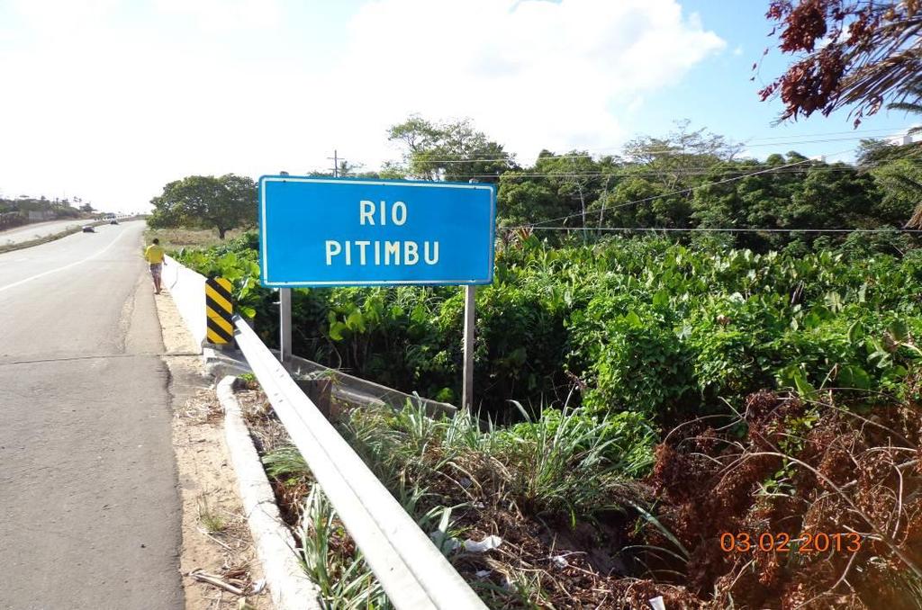 ESTAÇÃO DE MONITORAMENTO PI-13 Localizada no rio Pitimbu sob a ponte na BR-304 (Figura 35), esta estação caracteriza-se pela eventual presença de moradores sob o vão da ponte, havendo sempre acúmulo