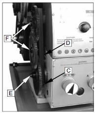 19) dos parafusos do quadrante para remover as engrenagens de mudança da frente. 6. Instale os pares de engrenagens de acordo com a rosca e a mesa de alimentação (Fig.