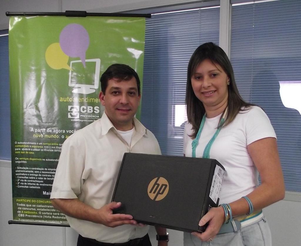Fábio Barcellos Moraes (CSN Porto Real) recebe o prêmio de Welida Parreira (CBS) Cleissy Medeiros entrega o notebook para Sandro Aurélio Resende Hosken (CSN Volta Redonda).