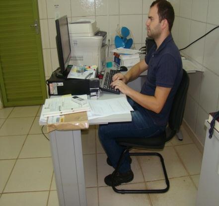 da superfície de trabalho compatíveis com o tipo de atividade, permite o ajuste da distância requerida dos olhos ao campo de trabalho.