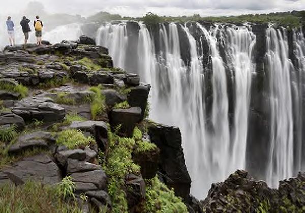 PAÍSES CIRCUITO DÍAS ZIMBABUÉ EXTENSÃO CATARATAS VICTORIA 3 DÍAS Día 1: CATARATAS VICTORIA Chegada na cidade de Victoria Falls (Zimbabué) o una cidade de Livingstone (Zambia) e traslado com motorista