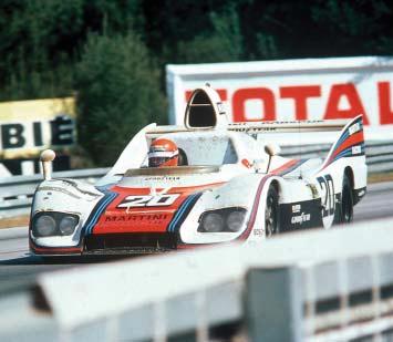 Ickx, pilotando um modelo idêntico (o mesmo carro que vencera no ano anterior), liderava. No começo da noite, mais problemas.