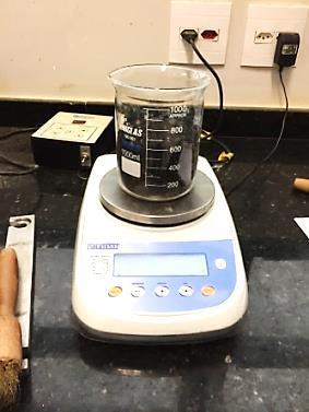 Figura 09: Béquer com certa quantidade de areia - fonte: Segue abaixo a equação da massa específica aparente do agregado miúdo: ρap = M ; V