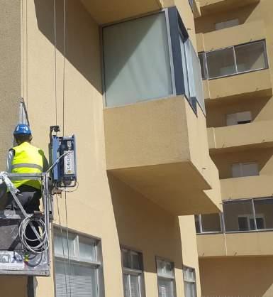 3 4 6 DESCRIÇÃO DOS TRABALHOS REALIZADOS Tratamento geral da fachada Lavagem de toda a superfície a jato de água de alta pressão, utilizando equipamento próprio, com especial incidência nas zonas