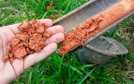 Amostragem com amostrador meia-cana padrão O amostrador meia-cana consiste em uma ponteira de aço-ferramenta na