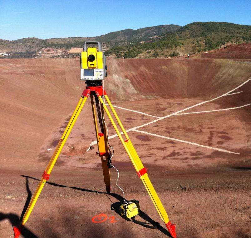 SERVIÇOS PRELIMINARES LEVANTAMENTO TOPOGRÁFICO Deve retratar a conformação da superfície do terreno, bem como as dimensões dos lotes, com a precisão necessária e suficiente e proporcionando