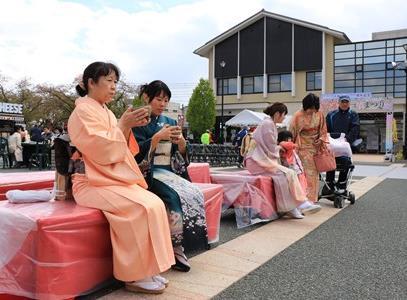 15:00 horas Local: Nos arredores do Memorial da Conclusão de Oku no Hosomichi Com muitos eventos como Fune Kudari (passeio de barco),