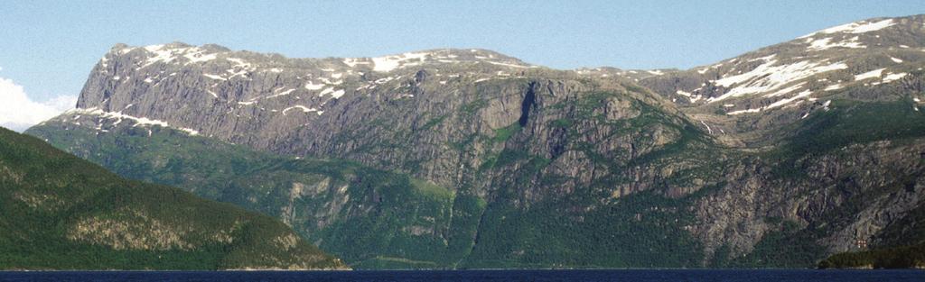 renitos e conglomerados devonianos Substrato metamórfico Descolamento camamento Zona de descolamento Nordfjord-Sogn Falha normal de baixo ângulo Fig 8.